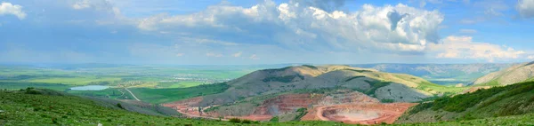 Vista de los acantilados desde la cima de la montaña —  Fotos de Stock