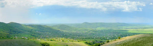 Paisaje de montaña y pequeño pueblo en la distancia —  Fotos de Stock