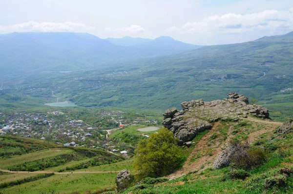 Vista de los acantilados desde la cima de la montaña — Foto de Stock