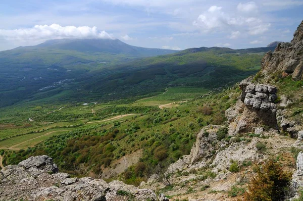 Pedra enorme em um vale de montanha — Fotografia de Stock