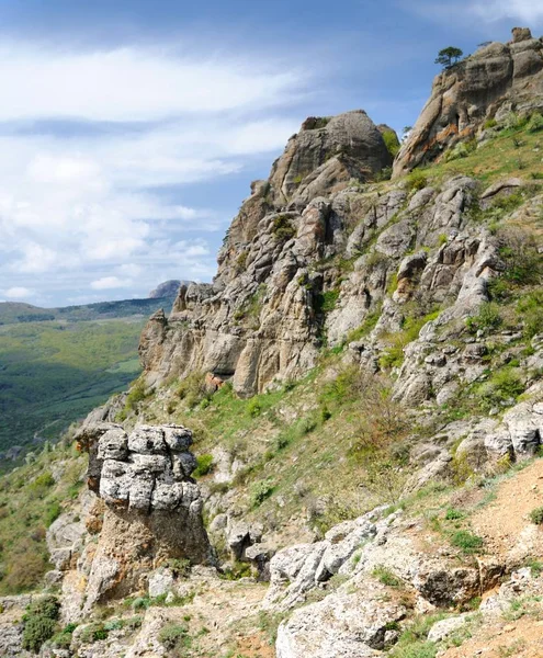 Énorme pierre dans une vallée de montagne — Photo