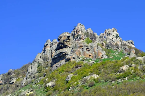 Τεράστια πέτρα σε μια κοιλάδα του βουνού — Φωτογραφία Αρχείου