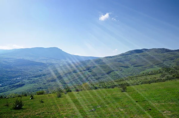 Vista de los acantilados desde la cima de la montaña —  Fotos de Stock