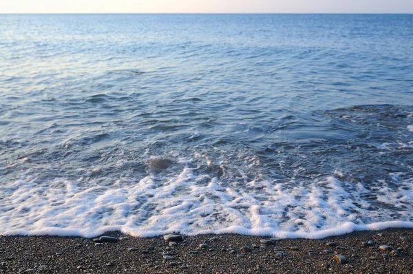 Naplemente a tengerparton, sziklás strand — Stock Fotó