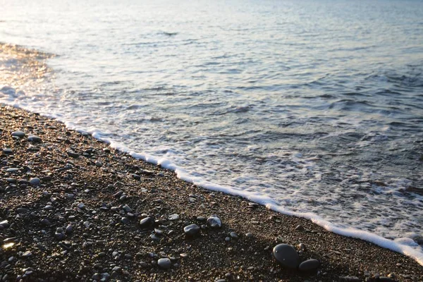 Puesta de sol en la orilla del mar, playa rocosa —  Fotos de Stock