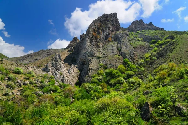 Falaise rocheuse dans les montagnes de Crimée — Photo