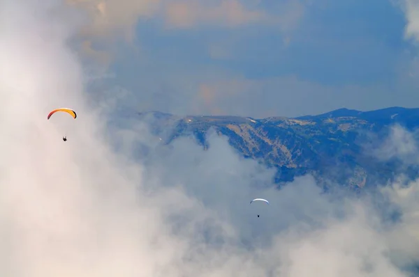 Skydiver survole les montagnes — Photo