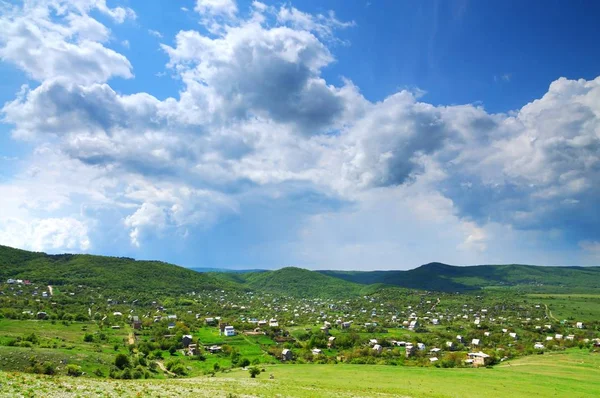 Dağlarda küçük bir köy — Stok fotoğraf