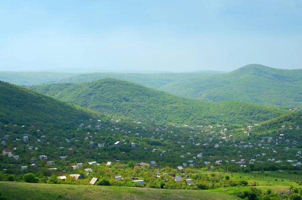 Pequena aldeia localizada nas montanhas — Fotografia de Stock