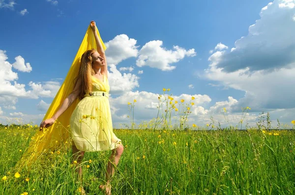 Frau posiert in einem grünen Feld mit Leichtigkeit Seide — Stockfoto
