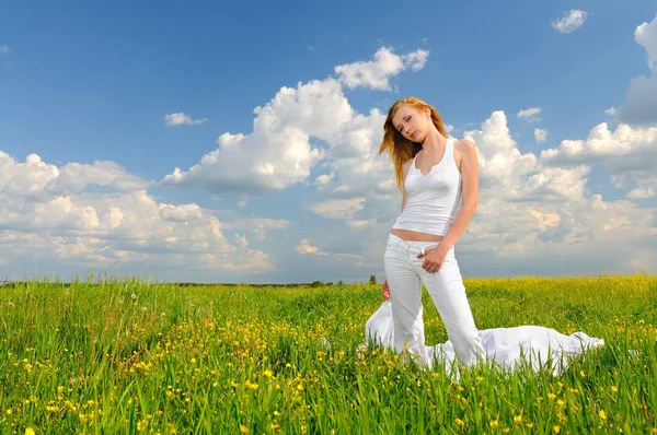 Woman posing in a green field with airiness silk — Stock Photo, Image