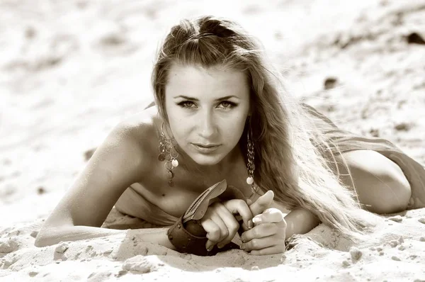 Jovem bela mulher loira magro em roupas de praia deitado na areia — Fotografia de Stock