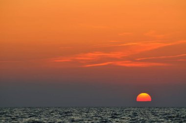 Kırım 'da Karadeniz' in dalgalı suları üzerinde güzel renkli gün batımı