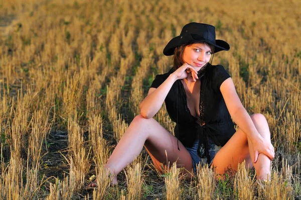 Cowboy girl posing in mown field — 스톡 사진