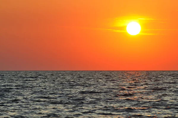 Vacker färgglad solnedgång över vågigt vatten i Svarta havet i Krim — Stockfoto