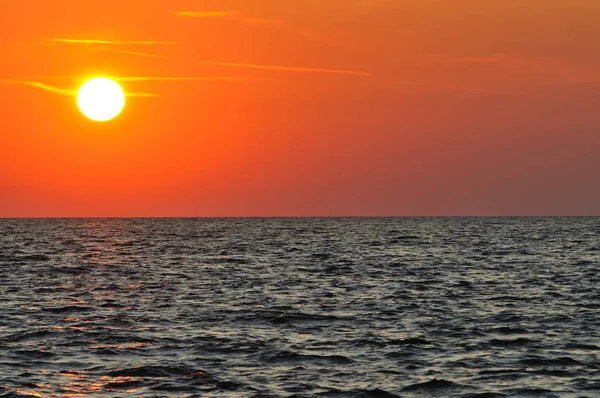 Vacker färgglad solnedgång över vågigt vatten i Svarta havet i Krim — Stockfoto