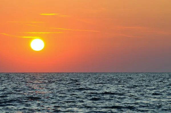 Vacker färgglad solnedgång över vågigt vatten i Svarta havet i Krim — Stockfoto