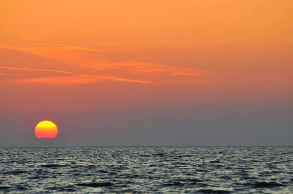 Vacker färgglad solnedgång över vågigt vatten i Svarta havet i Krim — Stockfoto