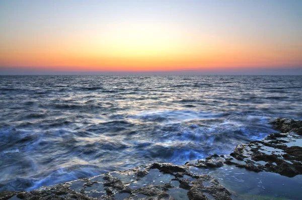 Όμορφο ροζ ηλιοβασίλεμα και πέτρες στο νερό με πράσινα βρύα πάνω από τη Μαύρη Θάλασσα — Φωτογραφία Αρχείου