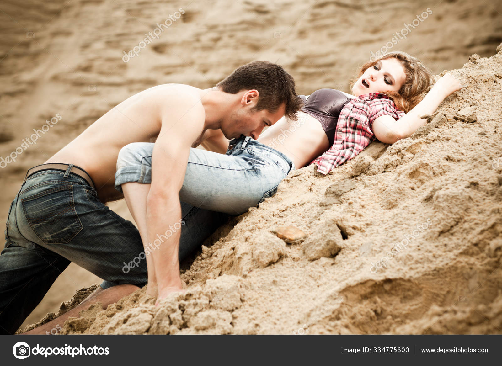 Парень лежит на девушке. Страсть на песке. Парень и девушка на песке. Мужчина лежит на песке. Пара лежит на песке.