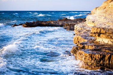 Güzel mavi günbatımı ve Karadeniz üzerinde su taşları