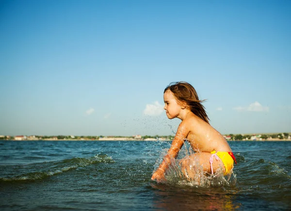 Sevinçli küçük kız ılık deniz suyunun tadını çıkarıyor. — Stok fotoğraf