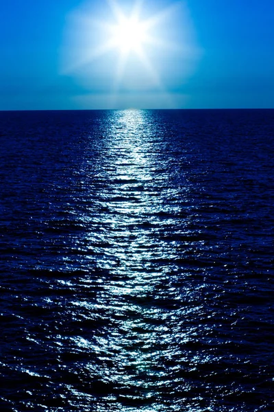 Seascape da superfície do mar imóvel, sol dourado no céu — Fotografia de Stock