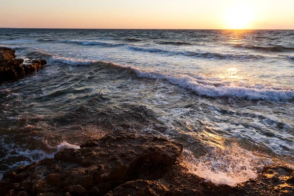 Piękny zachód słońca nad falistym burzliwym Morzem Czarnym skaliste wybrzeże na Krymie w letni dzień — Zdjęcie stockowe