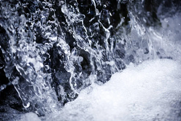 Primo piano del torrente cascata e gocce con fondo schiumoso su sfondo giorno d'estate, texture e carta da parati — Foto Stock