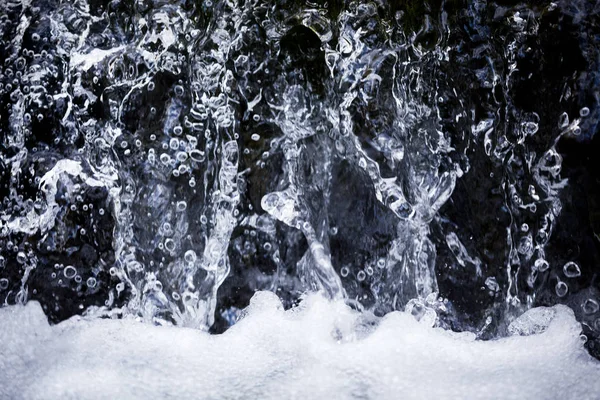 Close up de cachoeira e gotas com fundo espumoso no fundo do dia de verão, textura e papel de parede — Fotografia de Stock