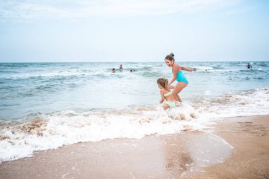 Yüzen sevimli küçük kız kardeşler