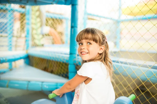 Смішна дівчина в дитячому розважальному центрі — стокове фото