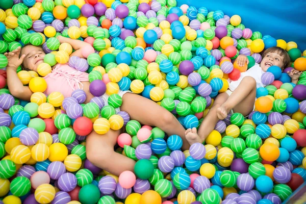 Dos chicas jugando en la piscina con bolas de plástico —  Fotos de Stock