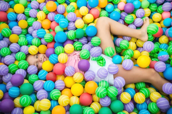 Enfant couché dans la piscine avec des balles en plastique — Photo