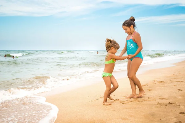 Deux charmantes petites filles en maillots de bain — Photo