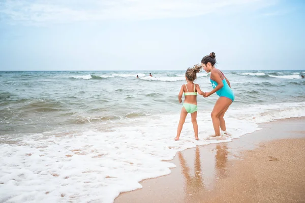 Deux charmantes petites filles en maillots de bain — Photo