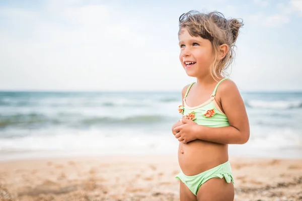 Gioioso bambina gode di una giornata in spiaggia — Foto Stock