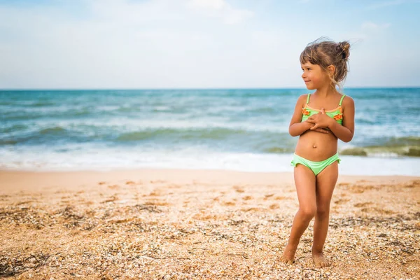 Gioioso bambina gode di una giornata in spiaggia — Foto Stock