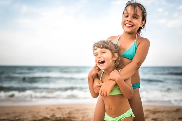 Deux mignonnes petites filles positives sœurs — Photo