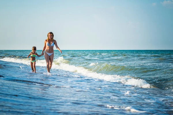 Jeune jolie mère et petite fille — Photo