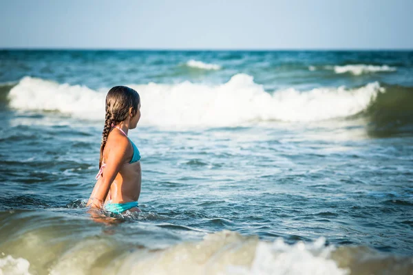 Felice emotivo bambina bagna in mare onde — Foto Stock