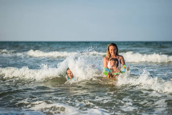 Joyeux jeune mère nage dans la mer — Photo