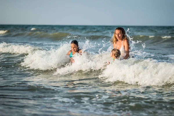 Joyeux jeune mère nage dans la mer — Photo