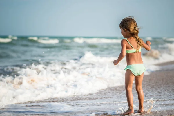 Vista trasera de una niña de cinco años — Foto de Stock