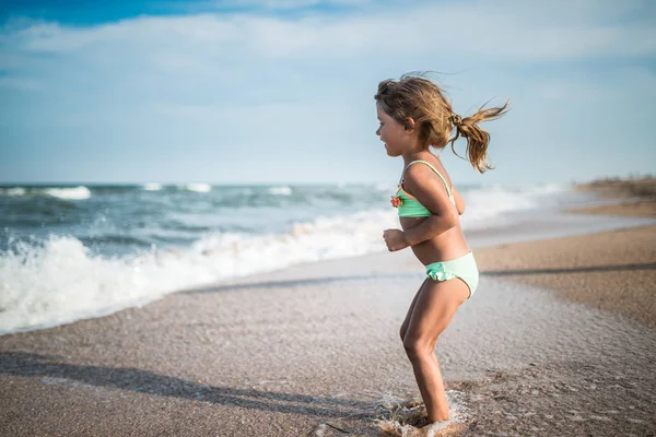 Alegre niña disfruta de un día de playa — Foto de Stock