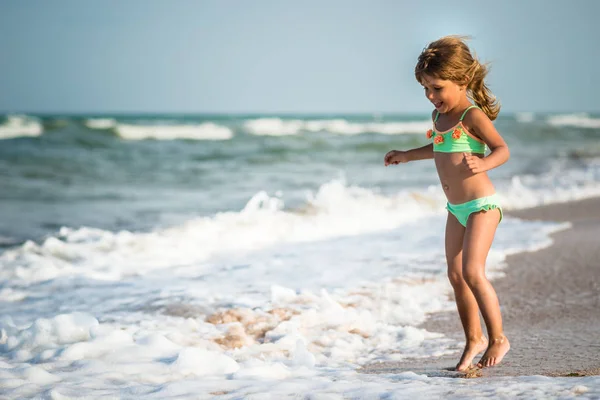 Gioioso bambina gode di una giornata in spiaggia — Foto Stock