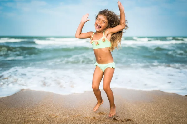 Allegro caucasico ragazza salto e divertirsi — Foto Stock