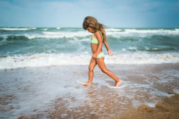 Gioioso bambina gode di una giornata in spiaggia — Foto Stock