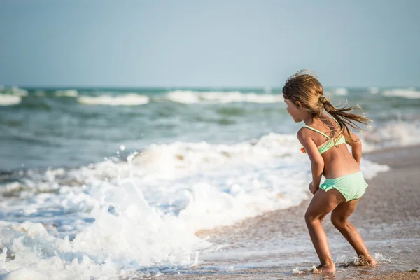 Vista trasera de una niña de cinco años — Foto de Stock