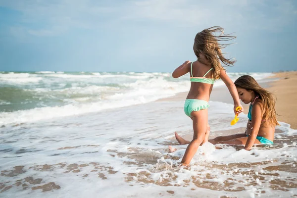 Gioioso bambina gode di una giornata in spiaggia — Foto Stock